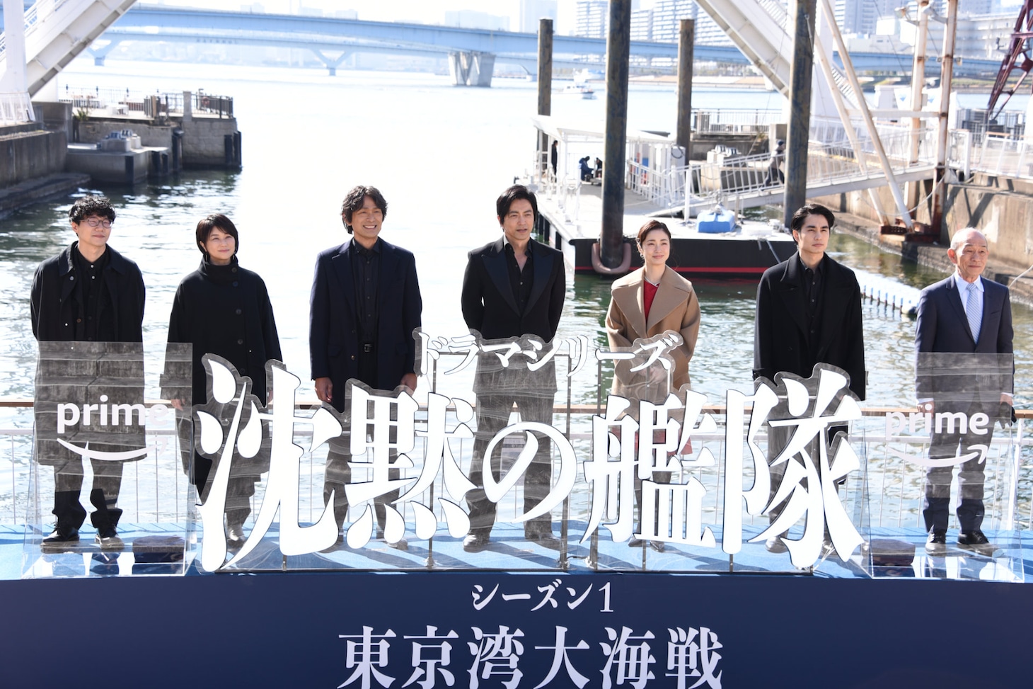 左から前原滉、夏川結衣、江口洋介、大沢たかお、上戸彩、中村蒼、笹野高史。