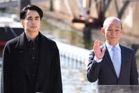 左から中村蒼、笹野高史。