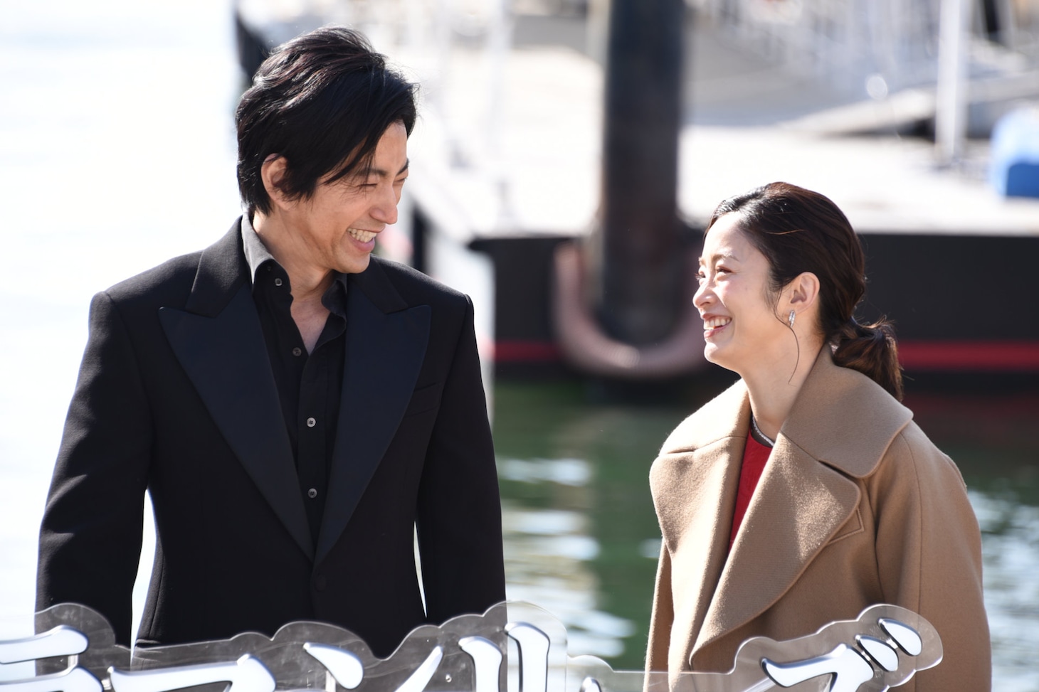 左から大沢たかお、上戸彩。