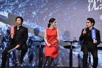 左から大沢たかお、上戸彩、中村蒼。