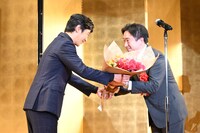 「VIVANT」で受賞した飯田和孝（右）。左は花束ゲストの堺雅人。