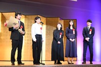 2024年エランドール賞授賞式の様子。安藤サクラ（左から2人目）と「ブラッシュアップライフ」の製作チーム。