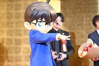 「名探偵コナン 黒鉄の魚影」製作委員会を祝いに来た江戸川コナン。