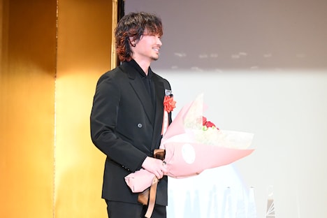花束ゲストの綾野剛。