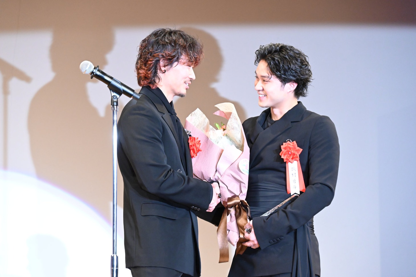 2024年エランドール賞の新人賞を受賞した磯村勇斗（右）と、祝福に駆け付けた綾野剛（左）。