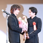 エランドール新人賞に磯村勇斗、綾野剛が花束持って駆け付ける「勇斗おめでとう」