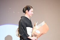 花束ゲストの吉田羊。