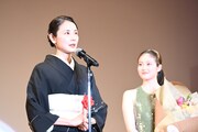 “今田美桜ファン”だと明かし、「美桜ちゃんが歌う、中島みゆきの『悪女』は最高」と報道陣にアピールする吉田羊（手前）。奥は吉田のスピーチを見守る今田美桜。