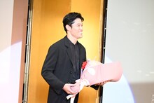 花束を持ってステージに上がった鈴木亮平。