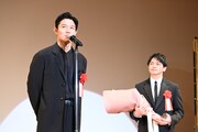 眞栄田郷敦（奥）を絶賛する鈴木亮平（手前）。