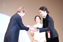 小芝風花（右）