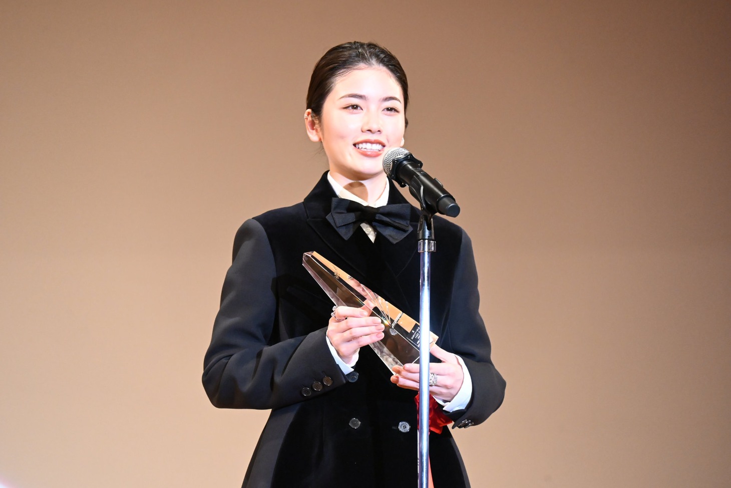 2024年エランドール賞の授賞式に登壇した小芝風花。