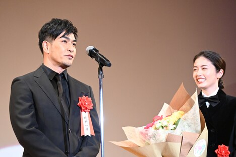 「誰かがエランドール（選んどる）んですかね？」とボケる北村一輝（左）と、北村のボケに笑う小芝風花（右）。