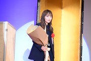 花束ゲストの川口春奈。