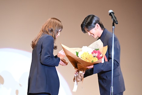 川口春奈（左）から花束を受け取った目黒蓮（右）。