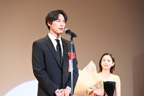 堀田真由（奥）の魅力を紹介する福士蒼汰（手前）。