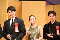 左から眞栄田郷敦、今田美桜、磯村勇斗。