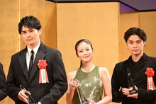 左から眞栄田郷敦、今田美桜、磯村勇斗。
