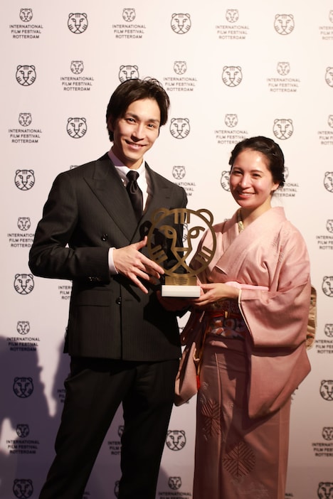 第53回ロッテルダム国際映画祭に出席した田中稔彦（左）と鈴木タカラ（右）。
