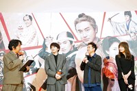 本多力（左）の無茶ぶりに翻弄されるムロツヨシ（中央右）。