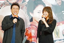 左からムロツヨシ、川口春奈。