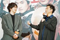 林遣都（左）の子供に「会いに行かなきゃ！」と張り切るムロツヨシ（右）。