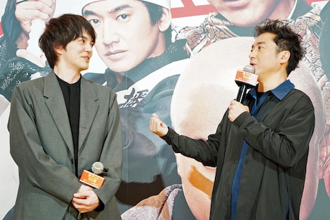 林遣都(左)の子供に「会いに行かなきゃ!」と張り切るムロツヨシ(右)。