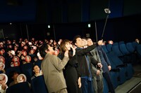 観客と一緒に記念撮影する様子。