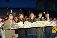 「身代わり忠臣蔵」初日舞台挨拶にて、左から本多力、川口春奈、ムロツヨシ、林遣都、河合勇人。