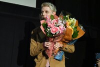 花束を持って登場した小原ブラス。