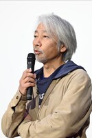 演出担当の塚本連平。