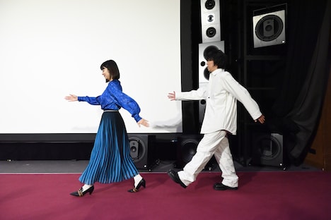 フォトセッションのため、仲良く再入場してきた池田エライザ（左）と野田洋次郎（右）。