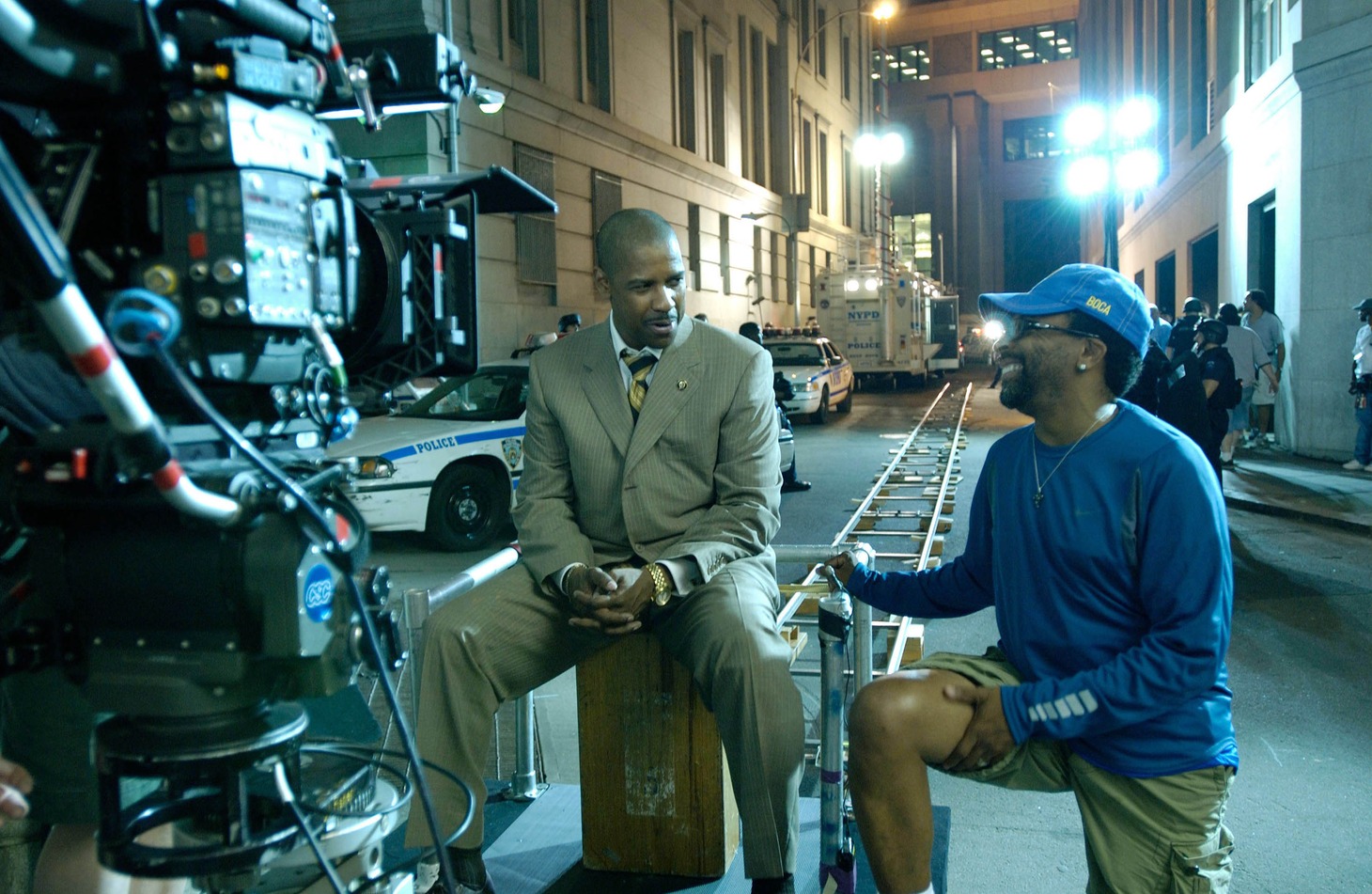 2006年公開「インサイド・マン」撮影現場より、デンゼル・ワシントン（左）とスパイク・リー（右）。（写真提供：Fernando Alvarez / Look Press / Avalon / ゼータ イメージ）