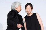 左からカルーセル麻紀、前田敦子。