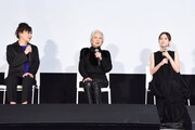 左から片岡礼子、カルーセル麻紀、前田敦子。