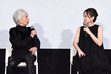 左からカルーセル麻紀、前田敦子。