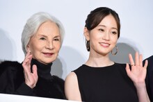 左からカルーセル麻紀、前田敦子。