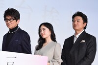 左から哀川翔、松本妃代、原田龍二。