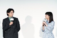 松村北斗（左）の独特な“思いやり”に感心する上白石萌音（右）。