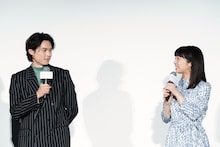 松村北斗（左）の独特な“思いやり”に感心する上白石萌音（右）。