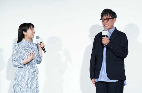 上白石萌音（左）の“告げ口”にたじたじの光石研（右）。