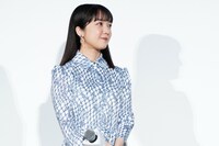 三宅唱からの手紙の内容に聞き入る上白石萌音。