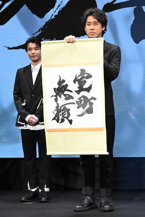 タイトルを見せる大泉洋(右)。