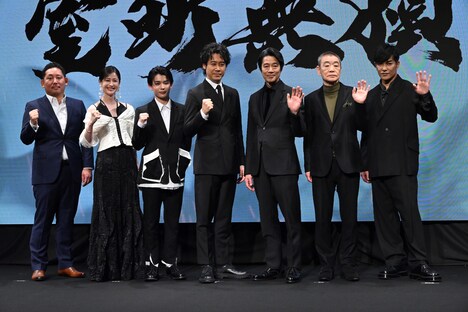 「室町無頼」製作発表会見の様子。左から入江悠、松本若菜、長尾謙杜、大泉洋、堤真一、柄本明、北村一輝。