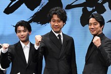 「室町無頼」製作発表会見に参加した長尾謙杜（左）、大泉洋（中央）、堤真一（右）。