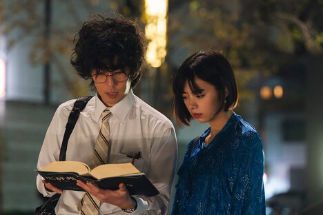 「舟を編む ～私、辞書つくります～」第1話の場面写真。左から馬締光也、岸辺みどり。