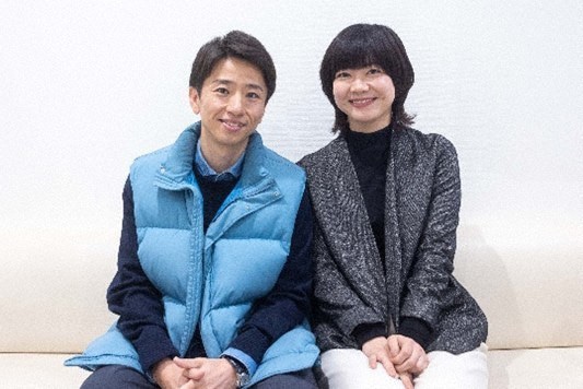 「高速を降りたら」より、次女の家族。左からトミタ役の松澤匠、円役の石橋菜津美。