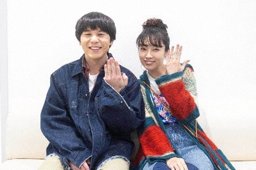 「高速を降りたら」より、三女の家族。左からコマキ役の山脇辰哉、泉役の清水くるみ。