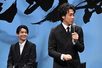 左から長尾謙杜、大泉洋。