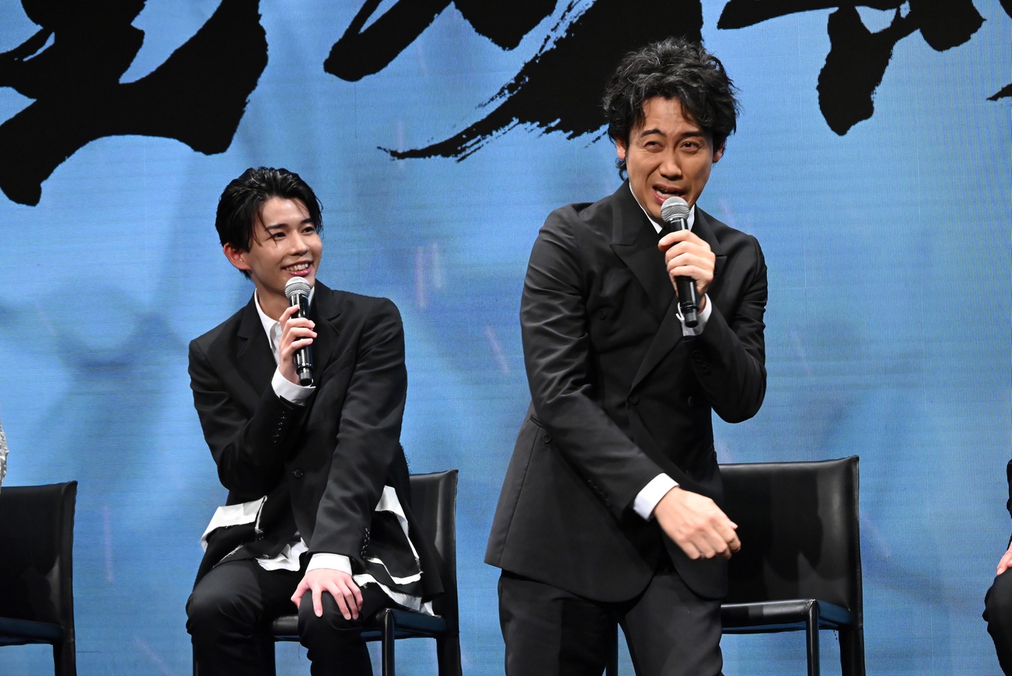 撮影時の様子を身振り手振りで表現する大泉洋（右）。